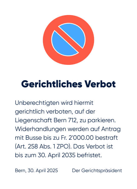 Richterliches Verbot – ZPO-Tafel auf einem Parkplatz